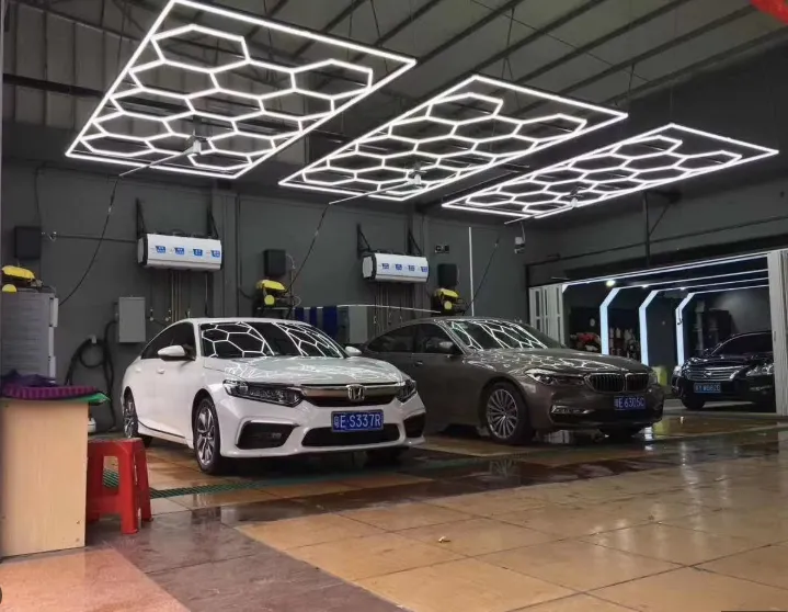Centro de detallado de autos con techos LED hexagonales