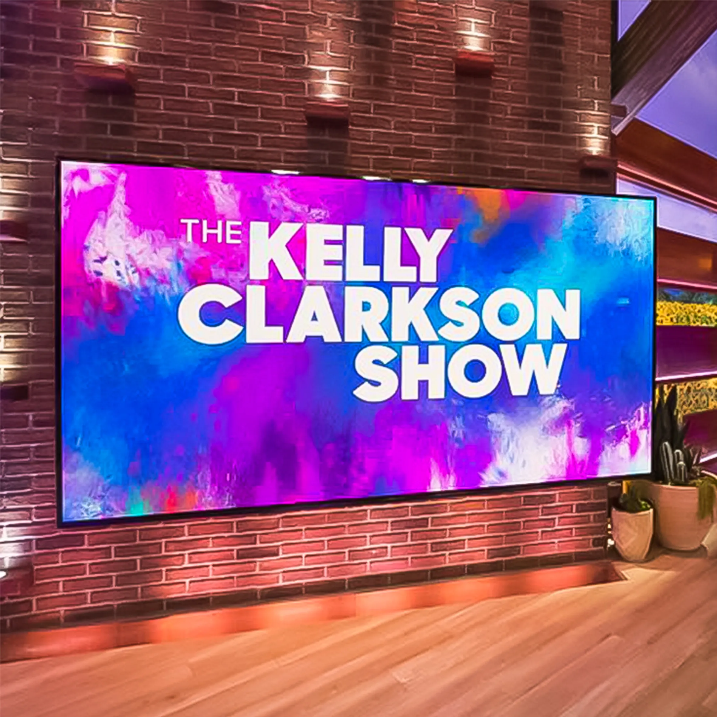 Pantalla LED en set de televisión mostrando el logo del programa The Kelly Clarkson Show