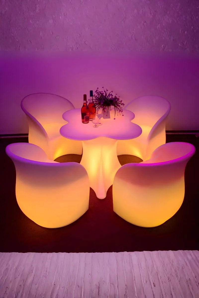 Sofás y mesas LED luminosas en discoteca con ambiente moderno