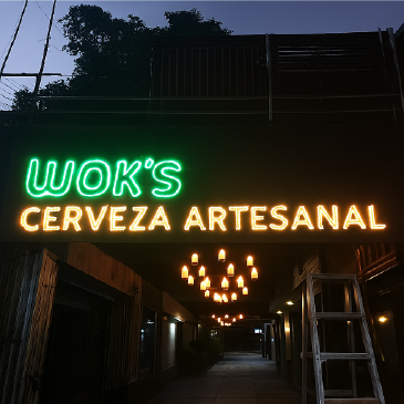 Letrero neón de Wok's Cerveza Artesanal en colores verde y ámbar de noche
